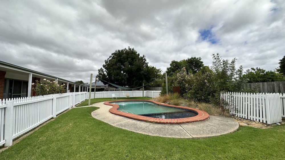 ROSE GARDEN MOTEL 50/55