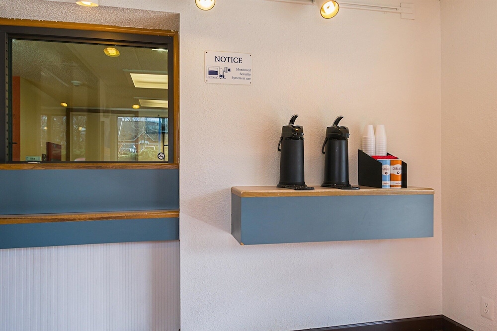 Motel6 Knoxville, TN - North 7/45