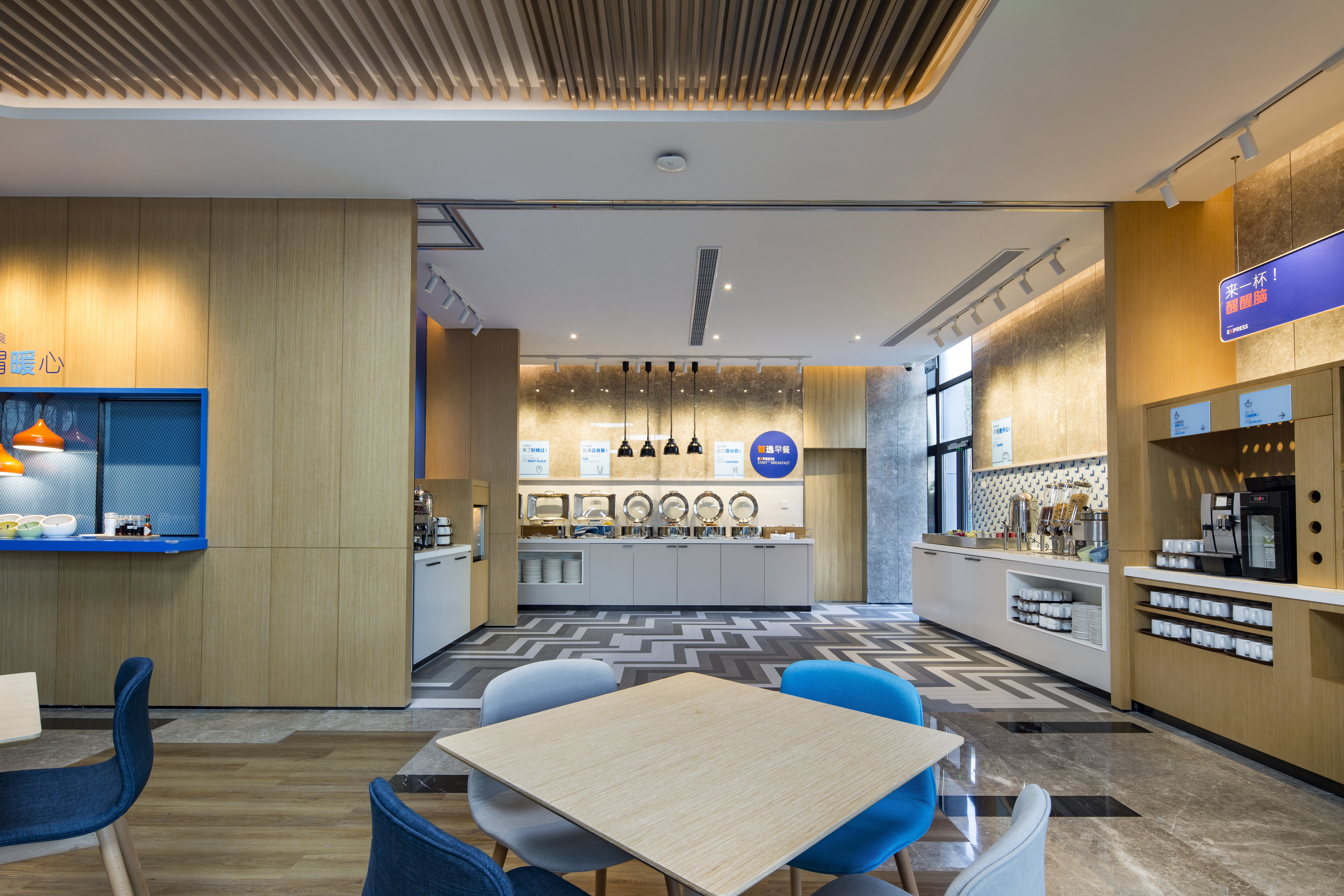 Holiday Inn Express Shanghai Kangqiao 25/33