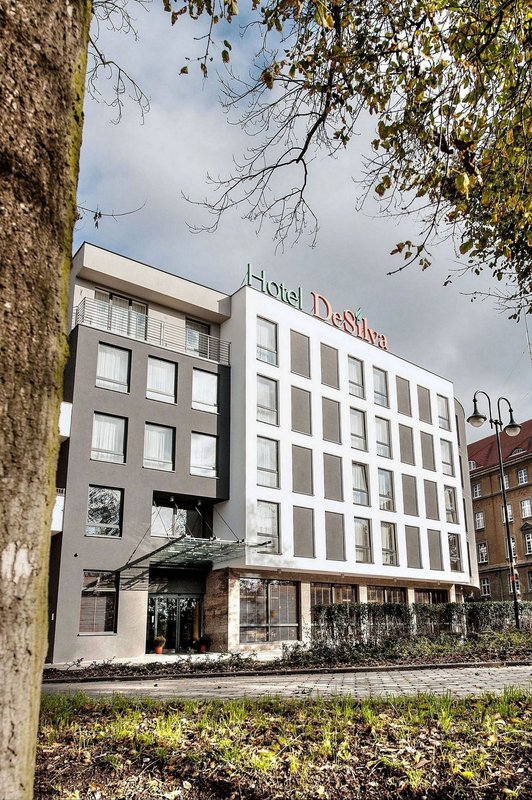 DeSilva Premium Opole 2/9