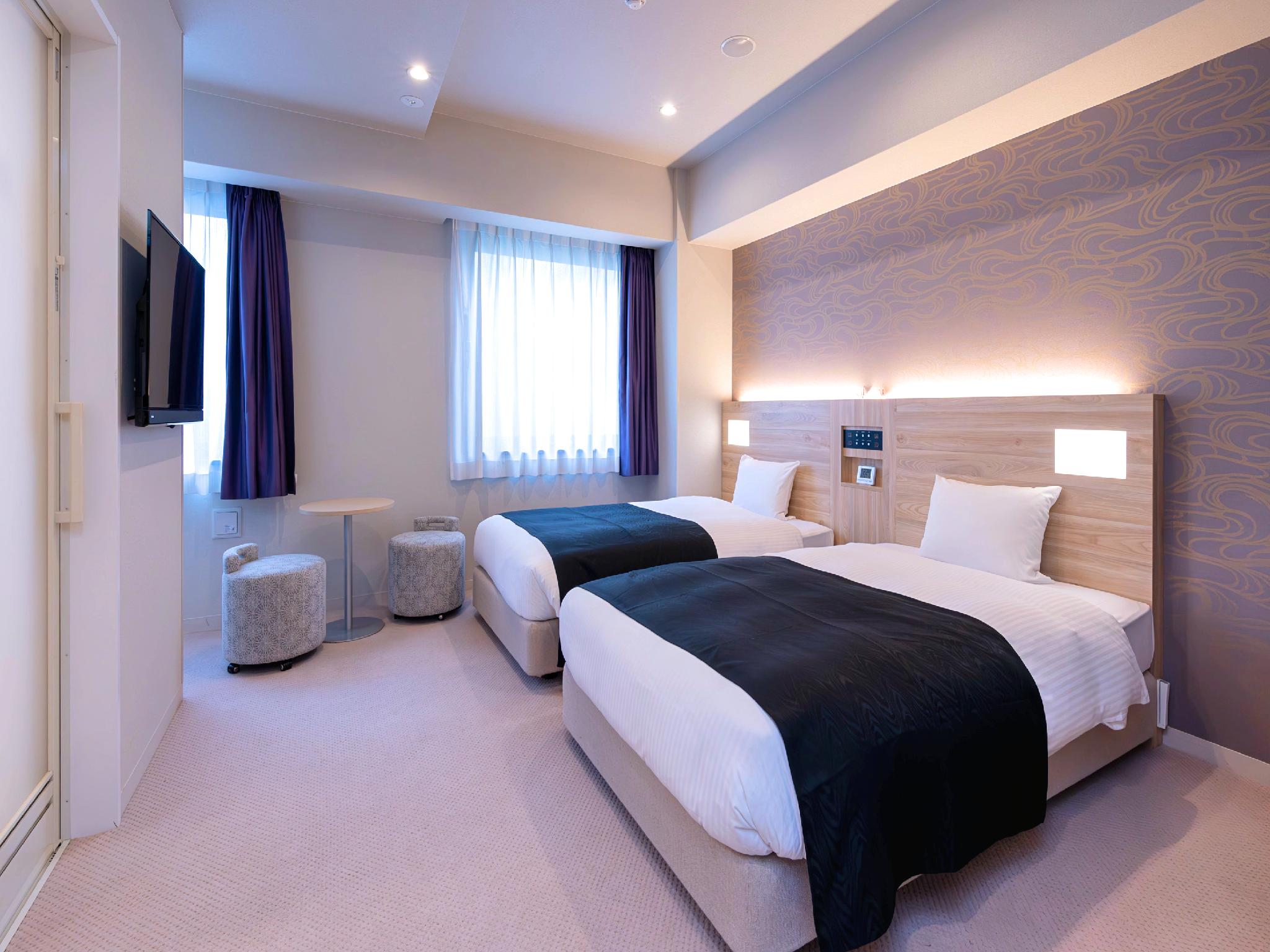 Universal, Twin Beds