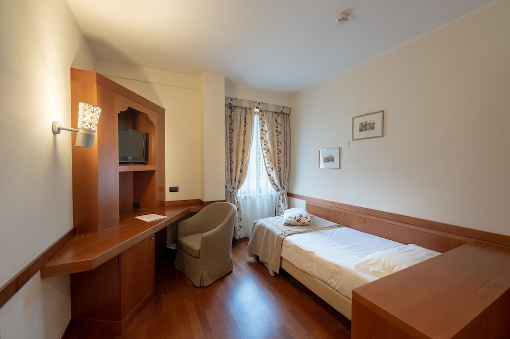 ROOM, SINGLE