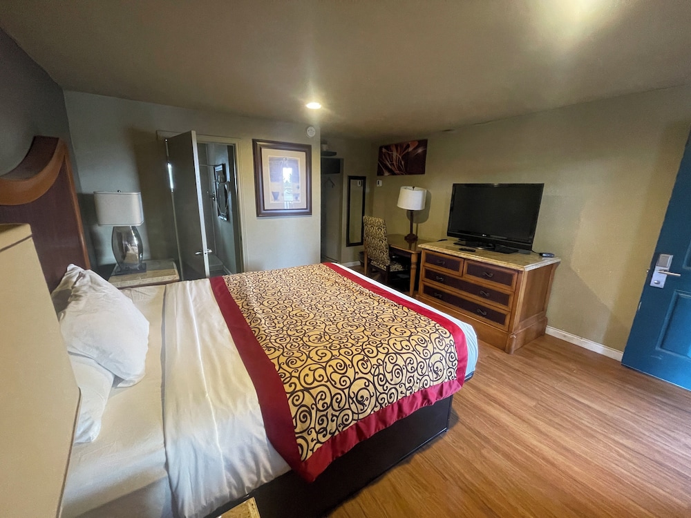 DELUXE, KING BED
