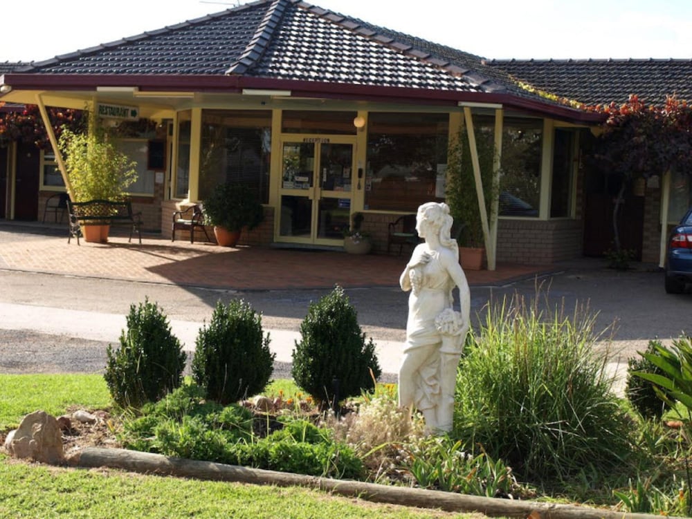 Civic Motor Inn Cowra 7/71