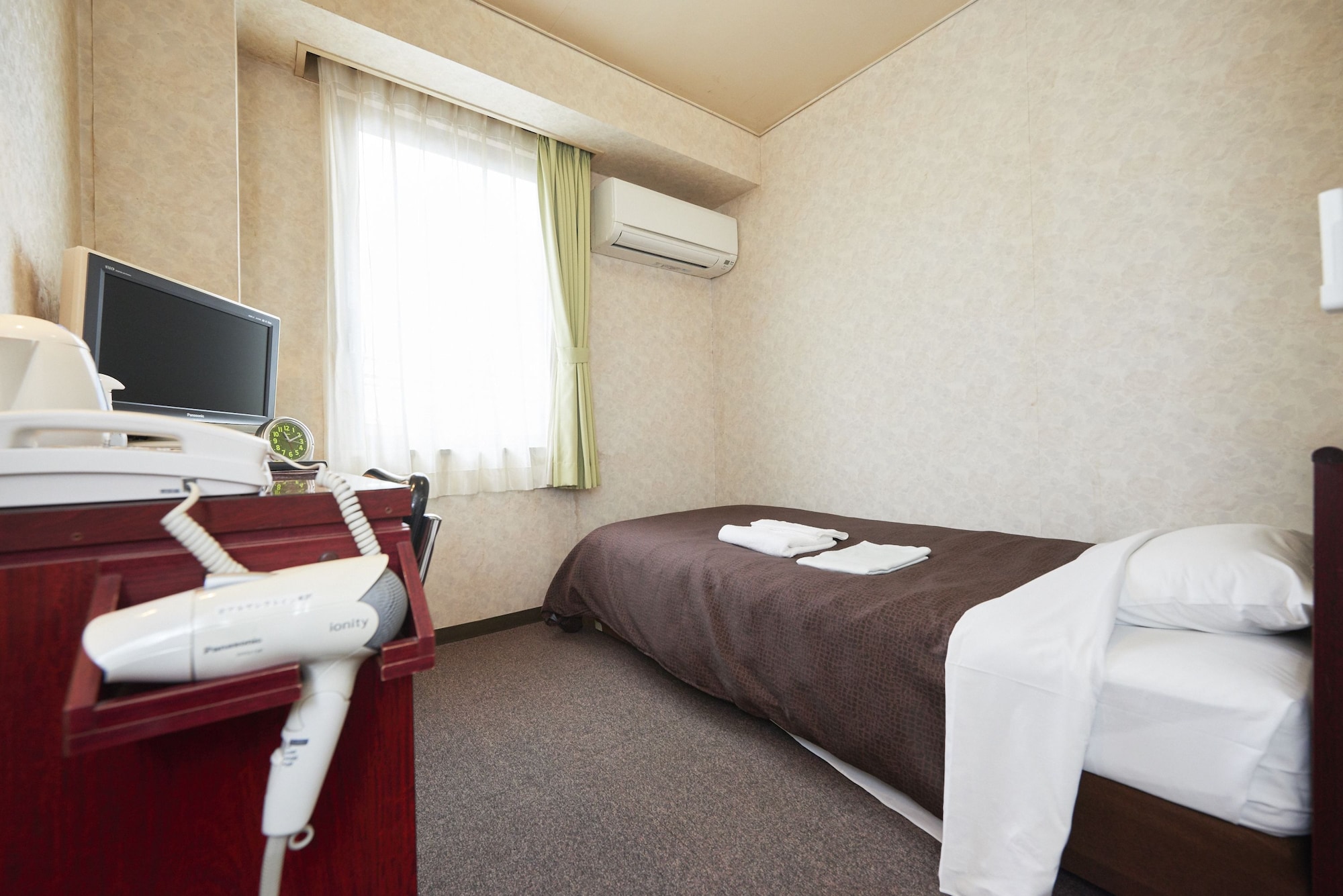 ROOM, SINGLE