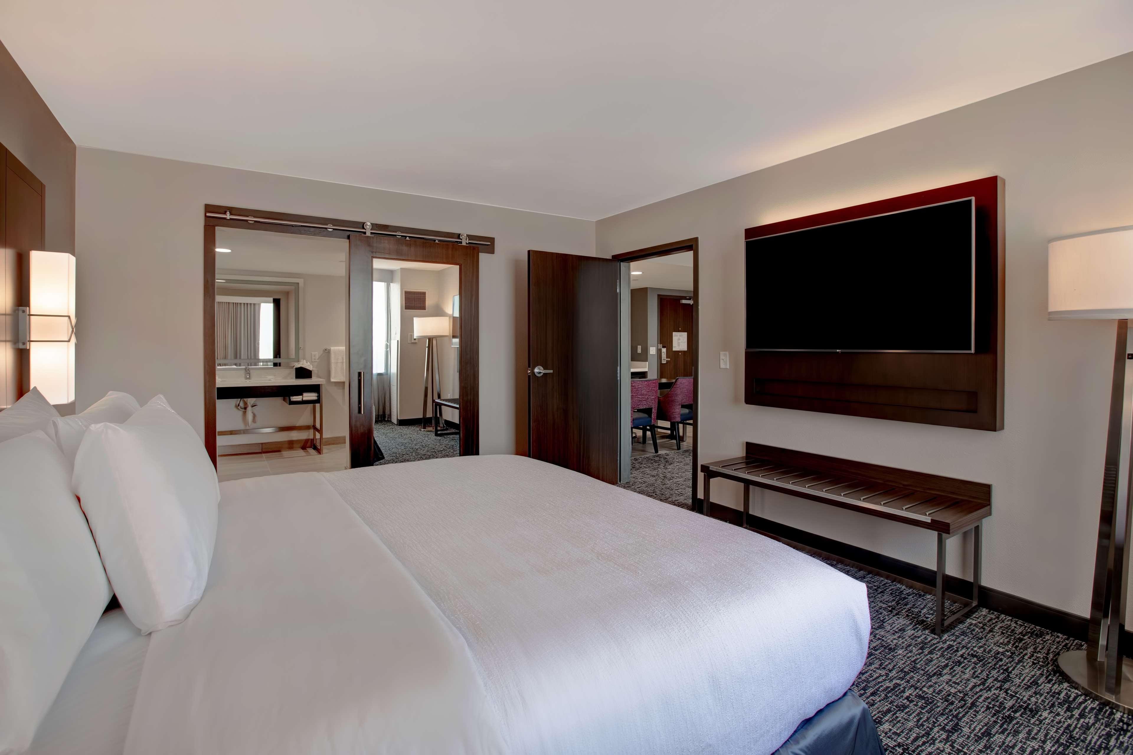 2 ROOMS, SUITE, KING BED