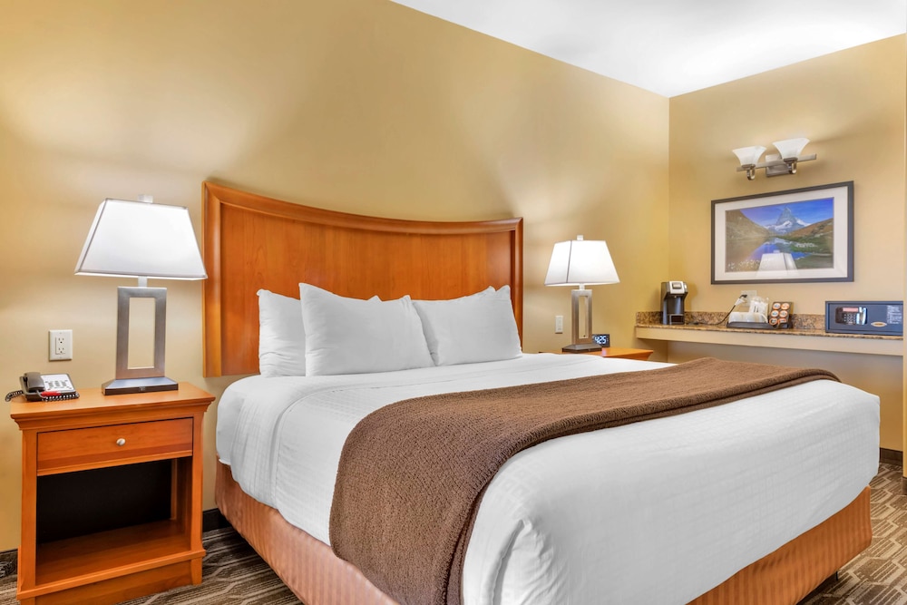 Best Western Plus Swiss Chalet Hotel & Suites 18/40