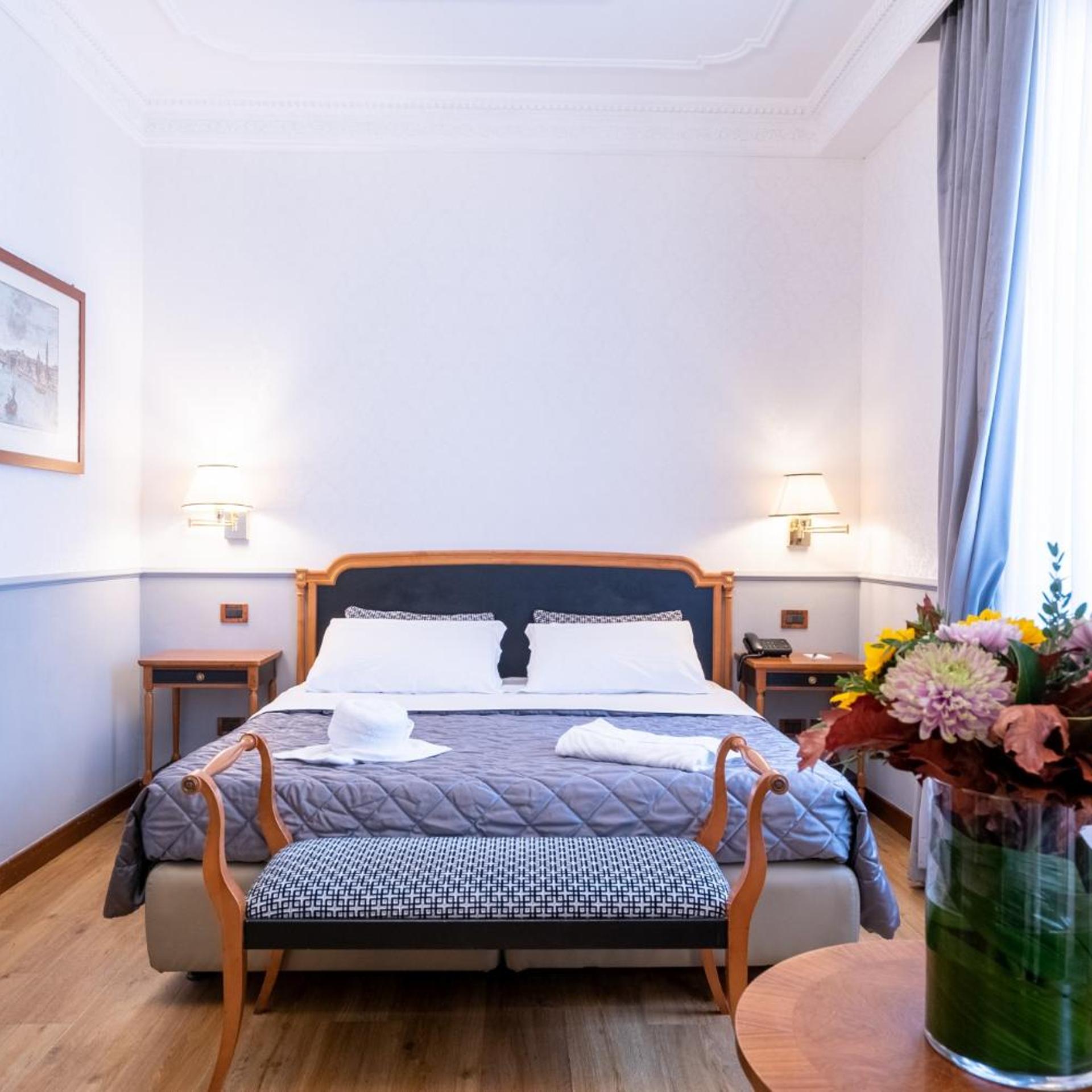 جناح جونيور، Strozzi Palace Hotel 8/10