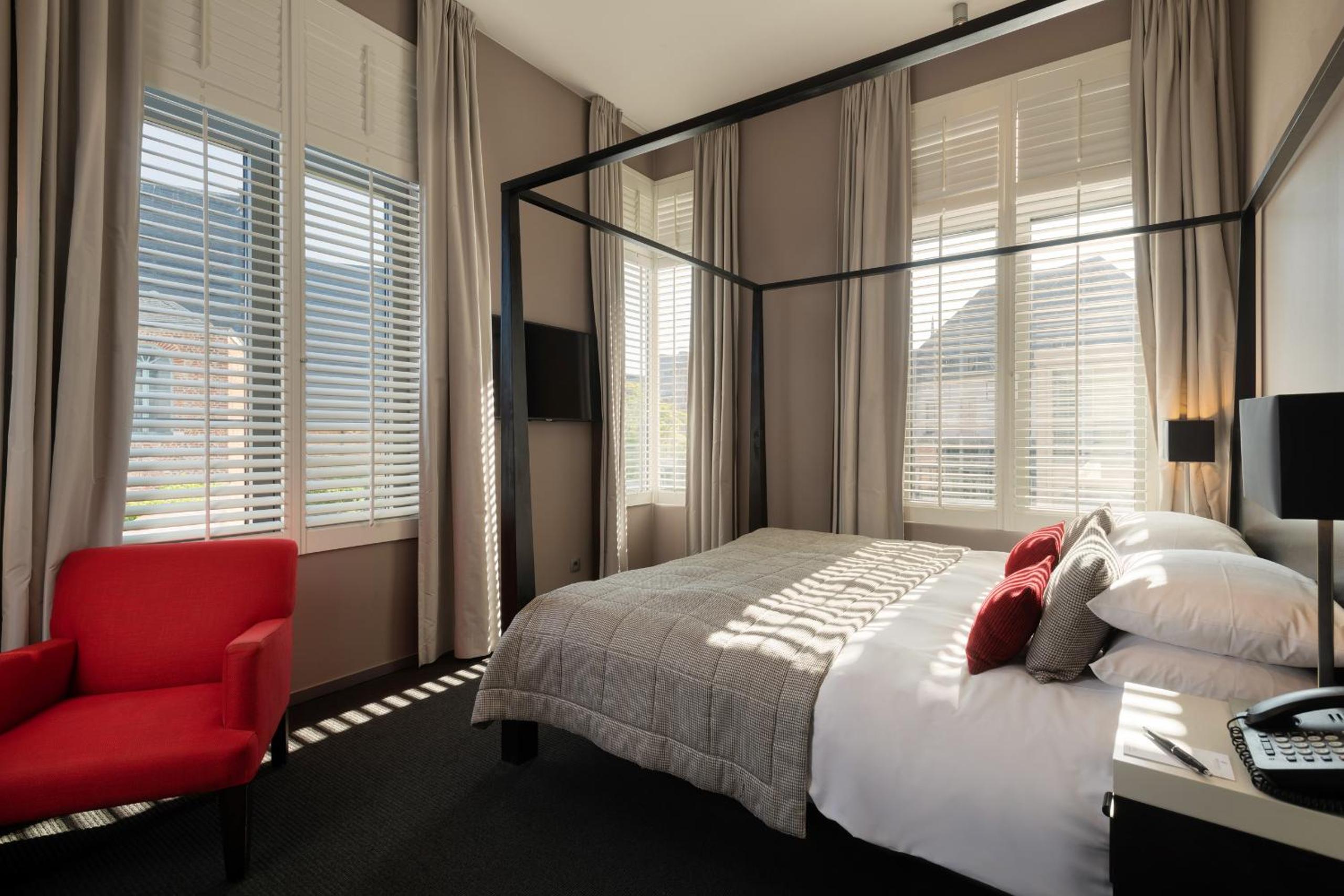 Charming, Queen Bed