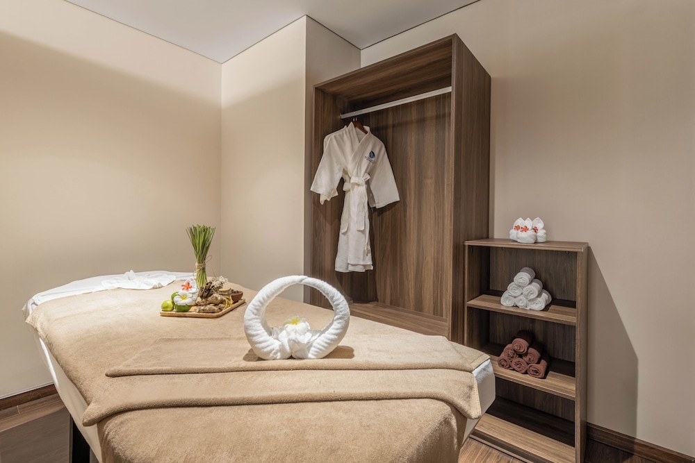Mangata Beachfront Hotel 20/46