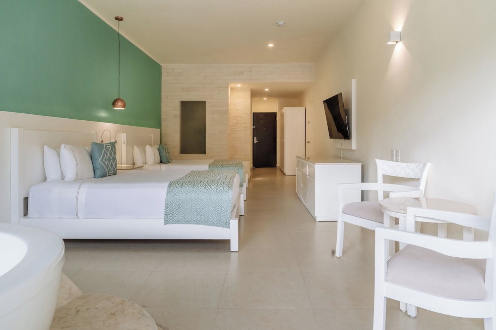 Junior Suite, Single, 2 Double Beds, Pool View