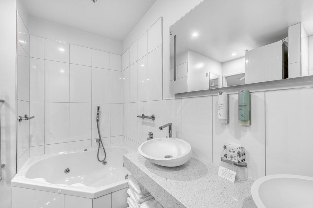 Executive, Suite, King Bed, Murphy Bed, River Front, Sofa، Trailways Hotel 5/6