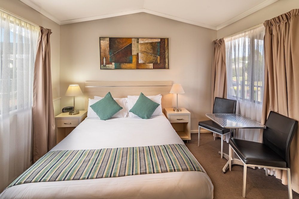 STUDIO, QUEEN BED