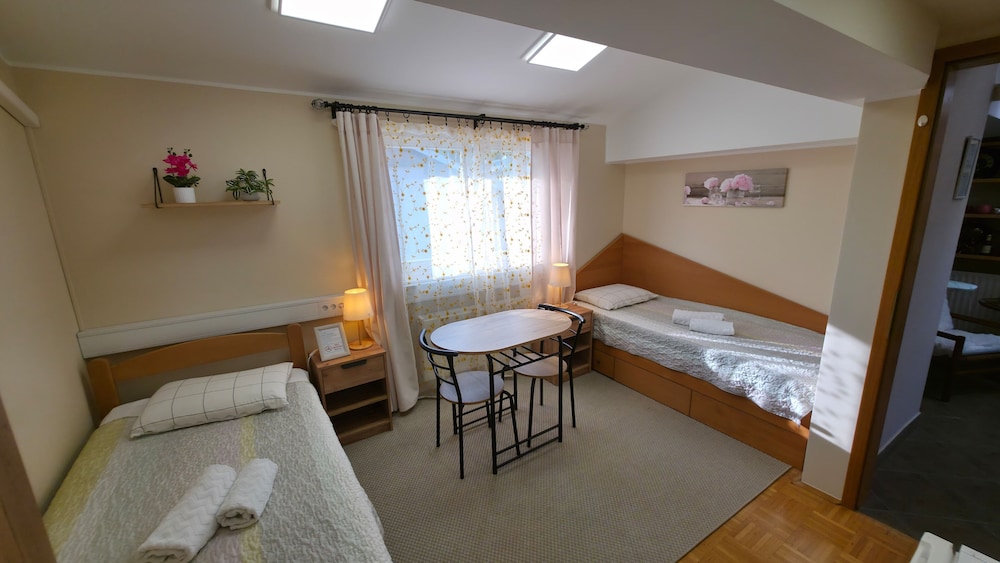 CLASSIC, TWIN BEDS