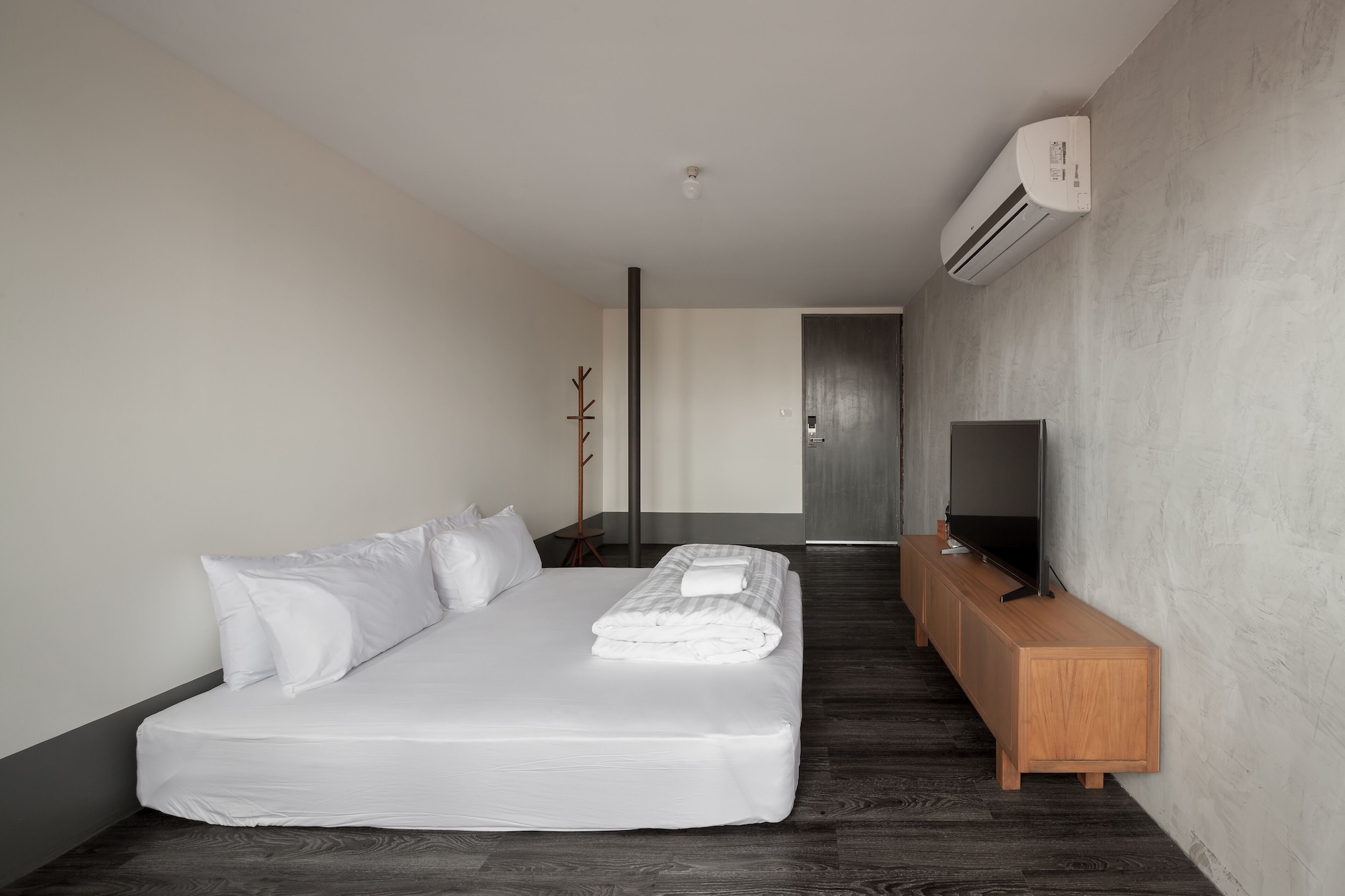 PRIVATE, KING BED, SHARED BATHROOM