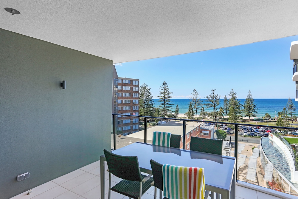 Ambience on Burleigh Beach 25/49