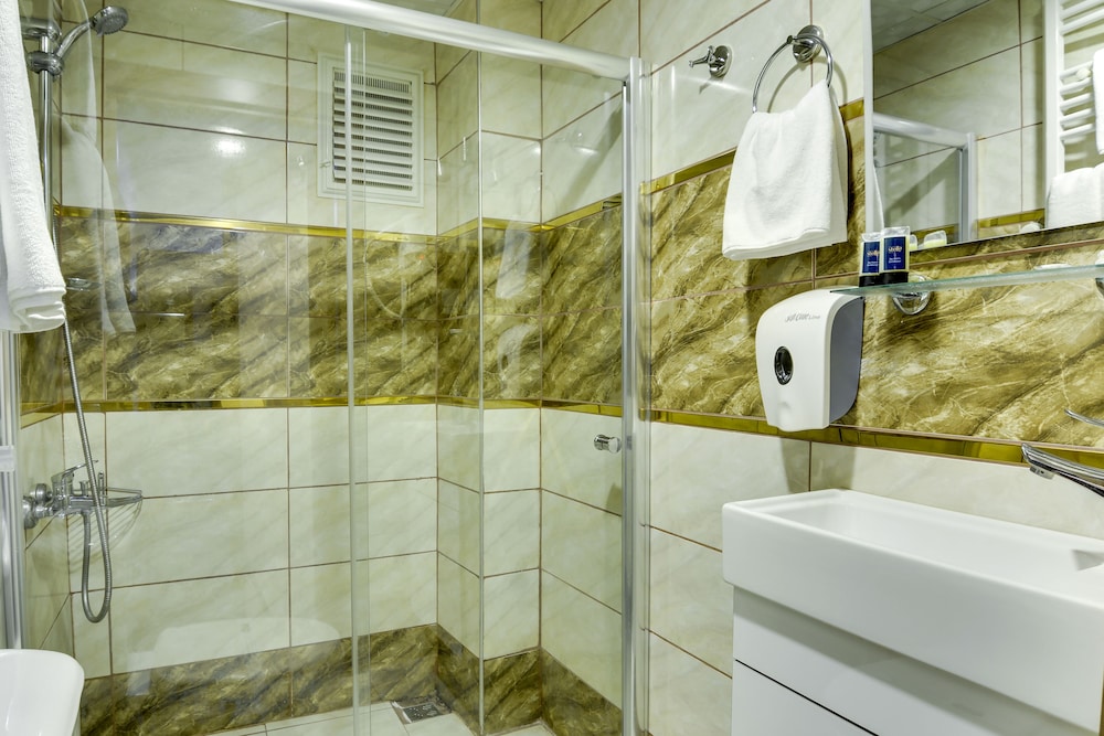 Castillo Luxury Rooms And Suites 32/38