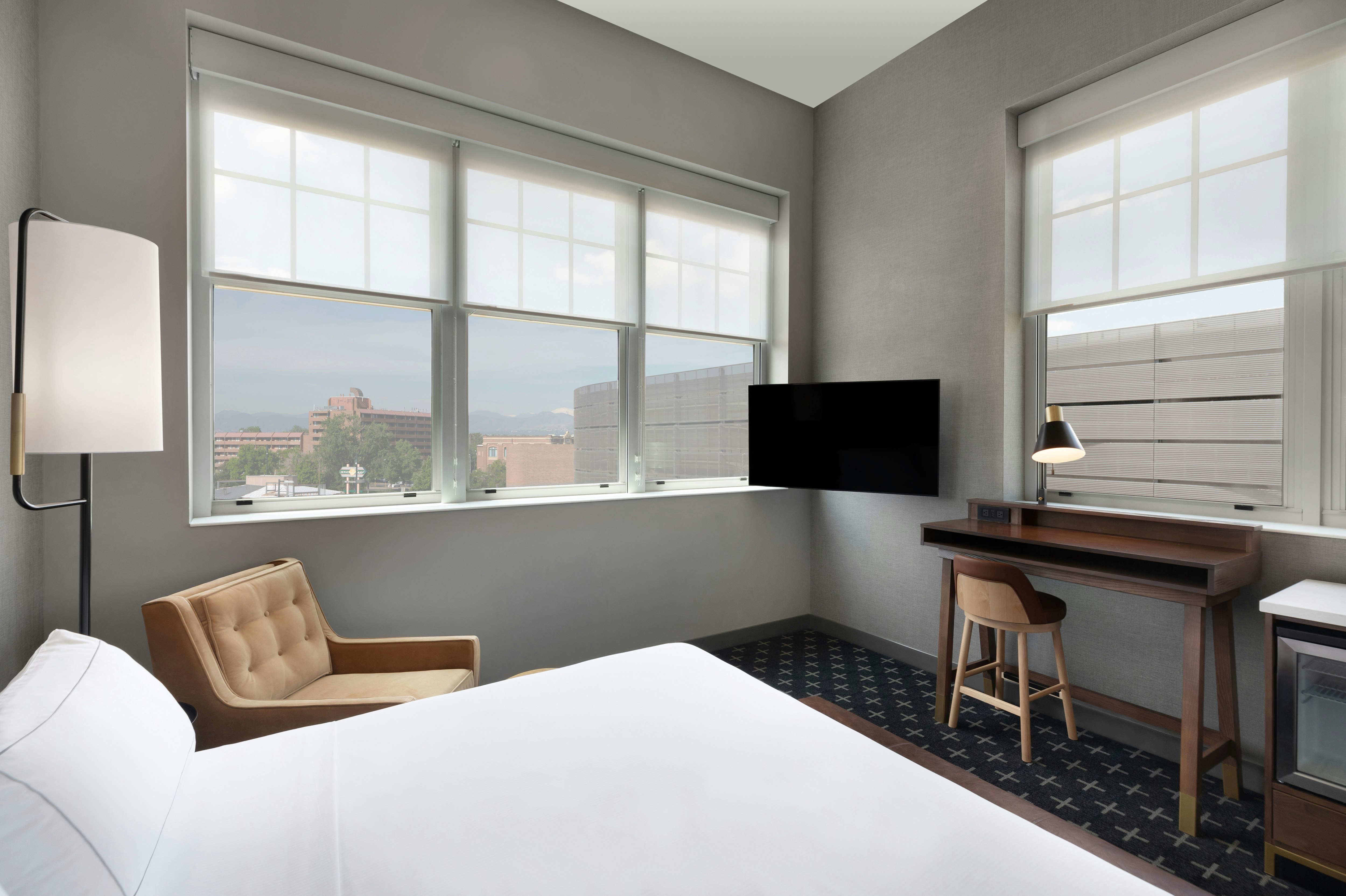 ROOM, KING BED, CORNER