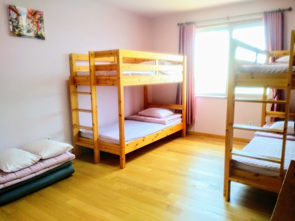 3 Bedrooms, Private, 2 Futon Beds, 3 Bathrooms