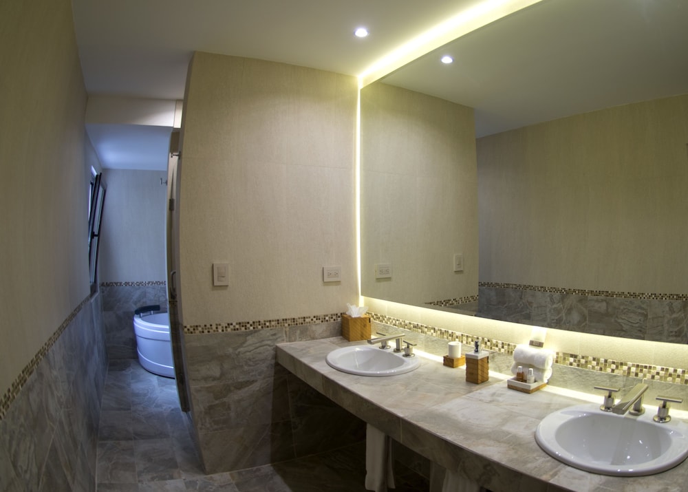 Pensativo House Hotel(formerly Casa Rosal Hotel Boutique) 56/64
