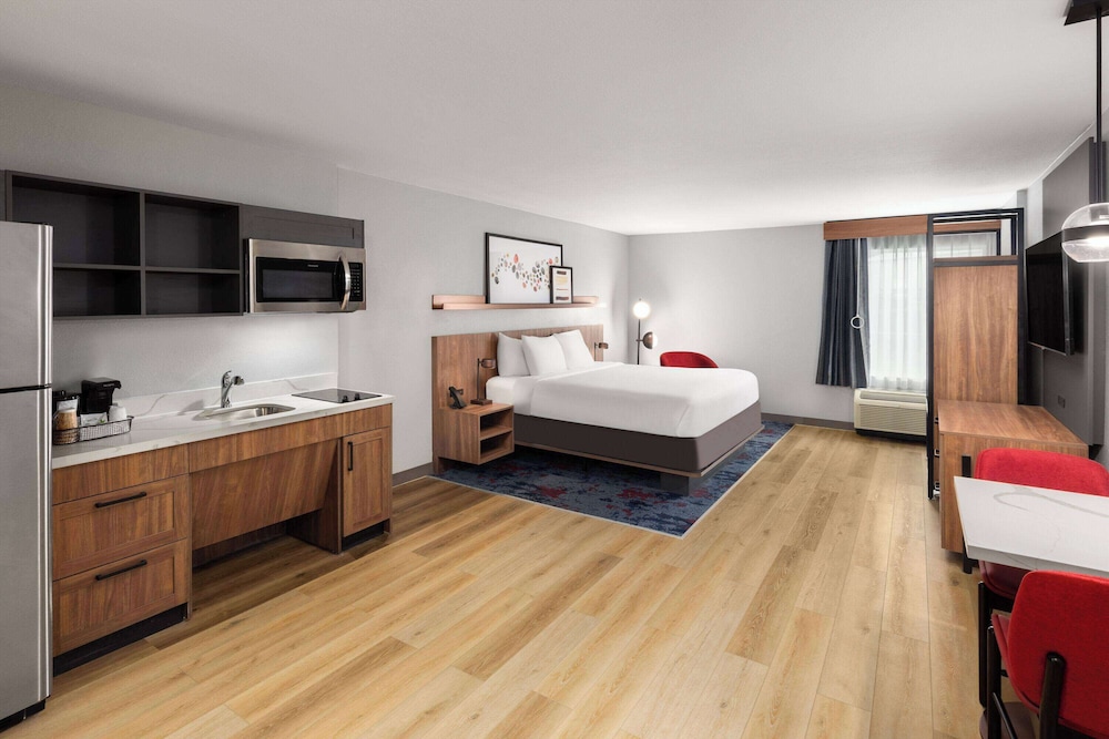 Hawthorn Extended Stay by Wyndham Knoxville 24/46