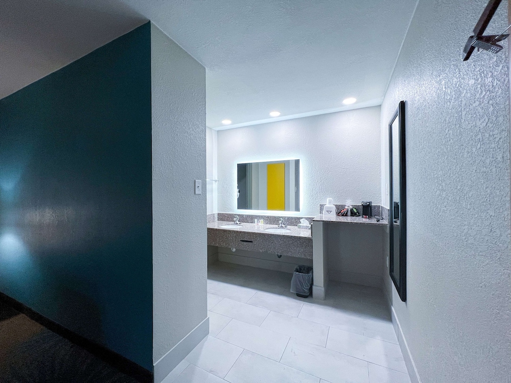 Days Inn & Suites by Wyndham Santa Rosa 29/30