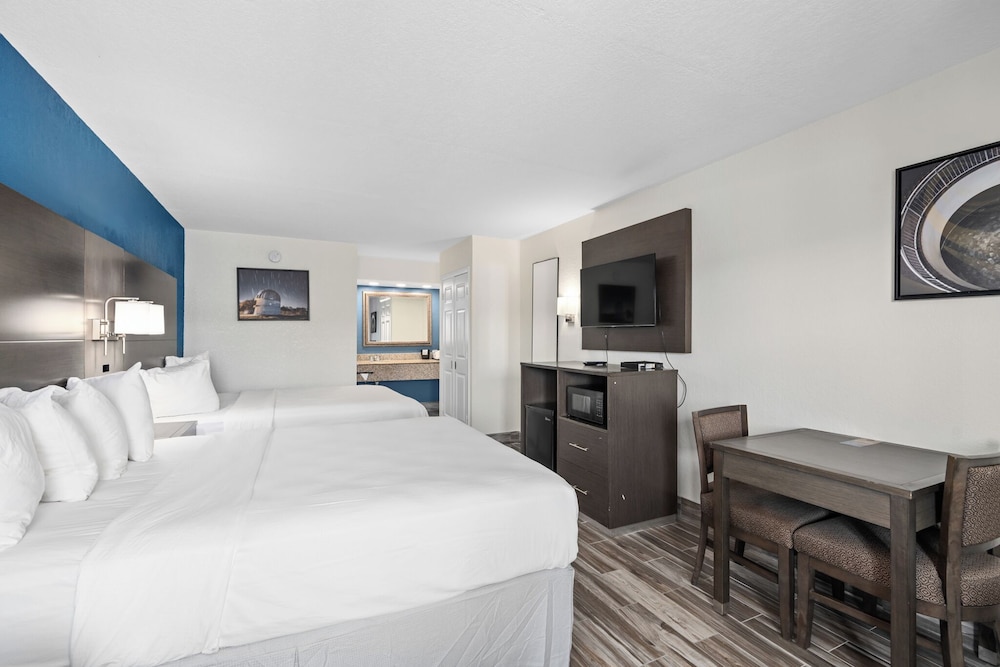 غرفة بسريرين كوين لذوي الإعاقة، Baymont by Wyndham Orlando East 2/3