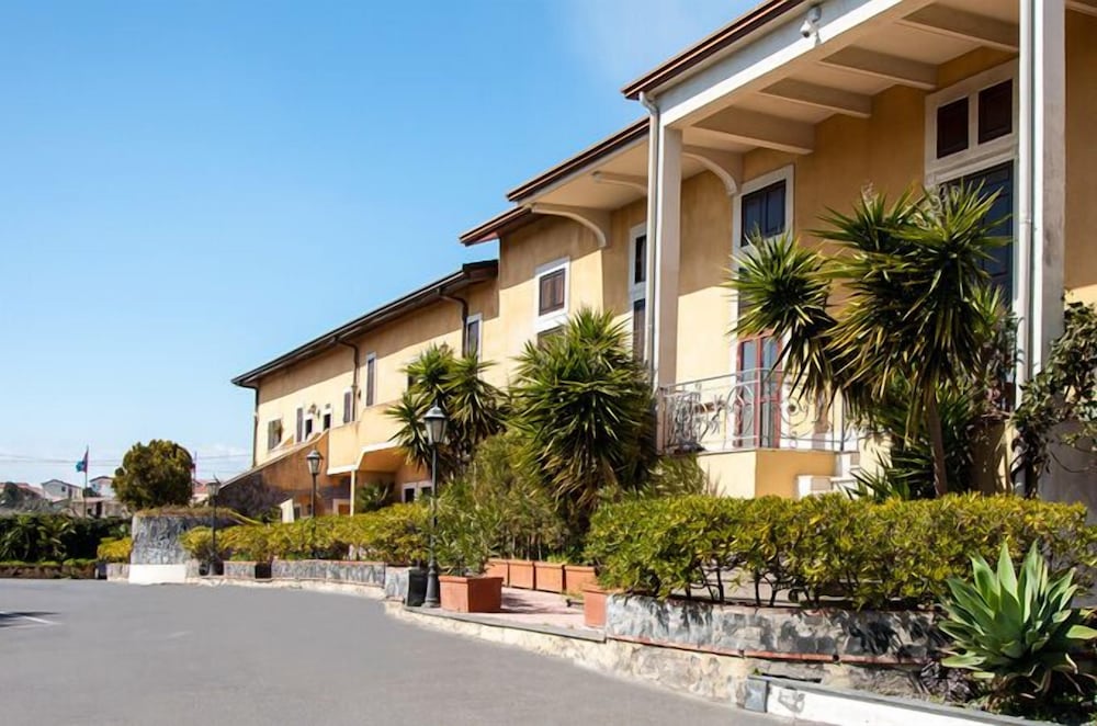 Ares Hotel 3/33