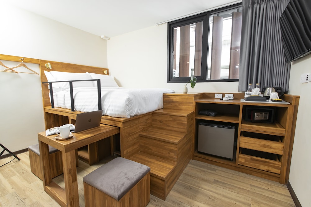 Sukhon Hotel 45/49