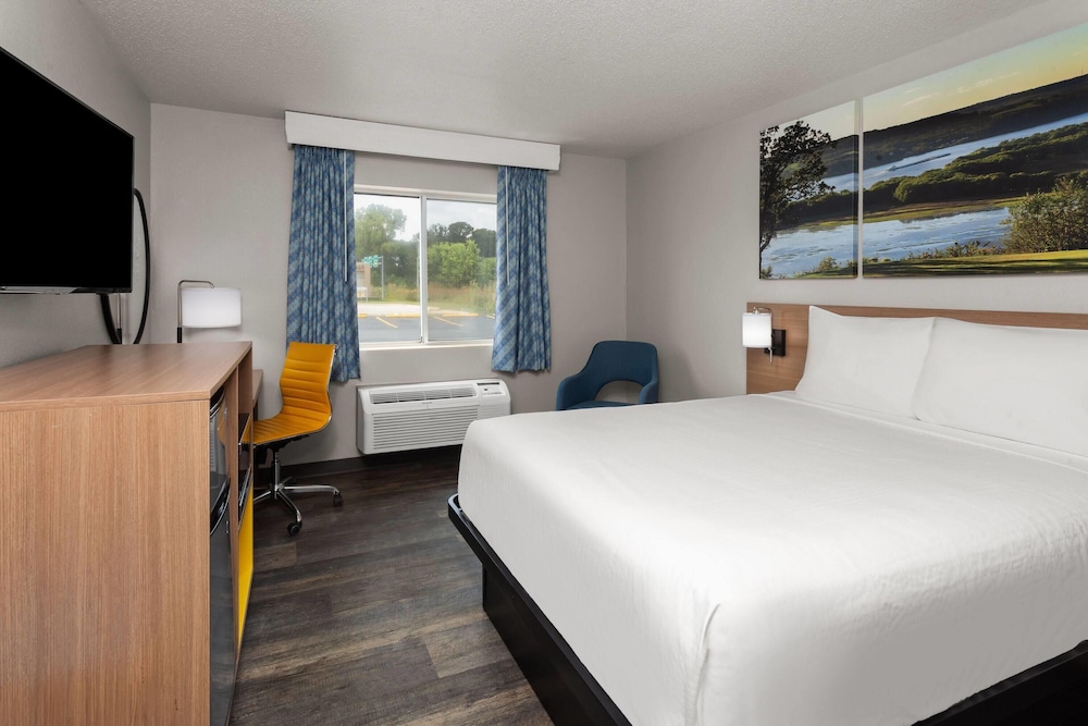 Days Inn & Suites by Wyndham Kaukauna WI 18/58
