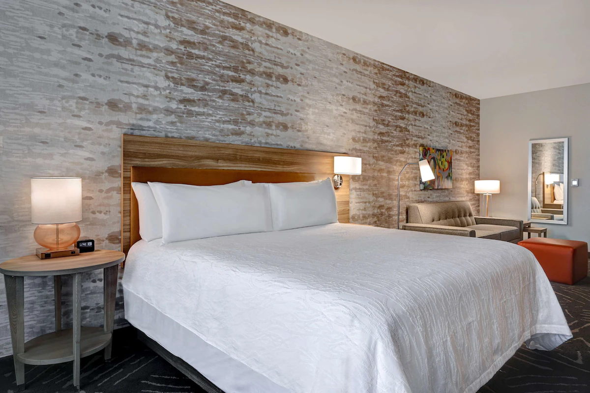 2 BEDROOMS, SUITE, QUEEN BED