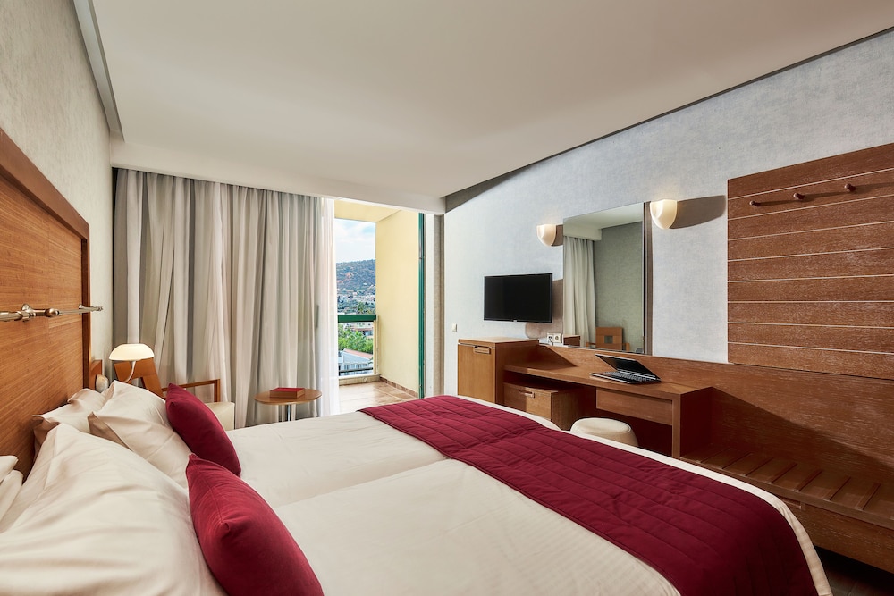 غرفة بسريرين منفصلين بإطلالة على الجبل، Sirens Beach Hotel 2/7
