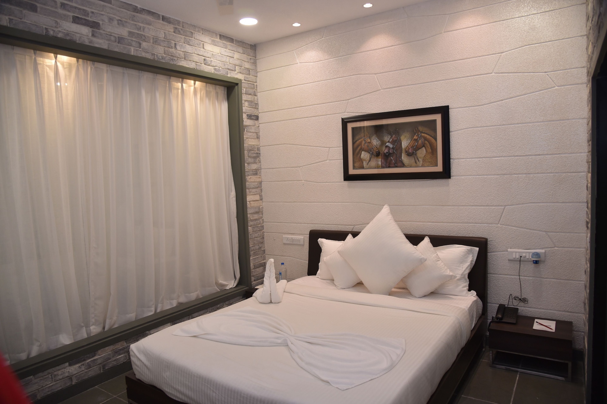 EXECUTIVE, KING BED