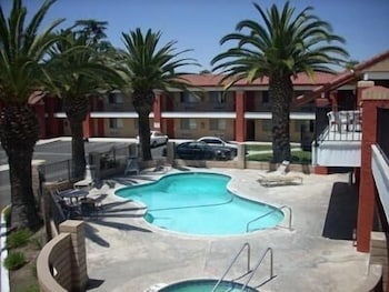 Days Inn By Wyndham Hemet 16/18
