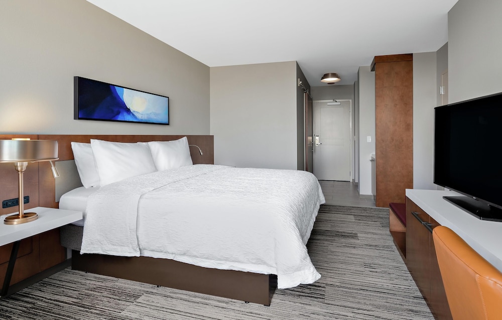 ROOM, KING BED, CORNER, ACCESSIBLE