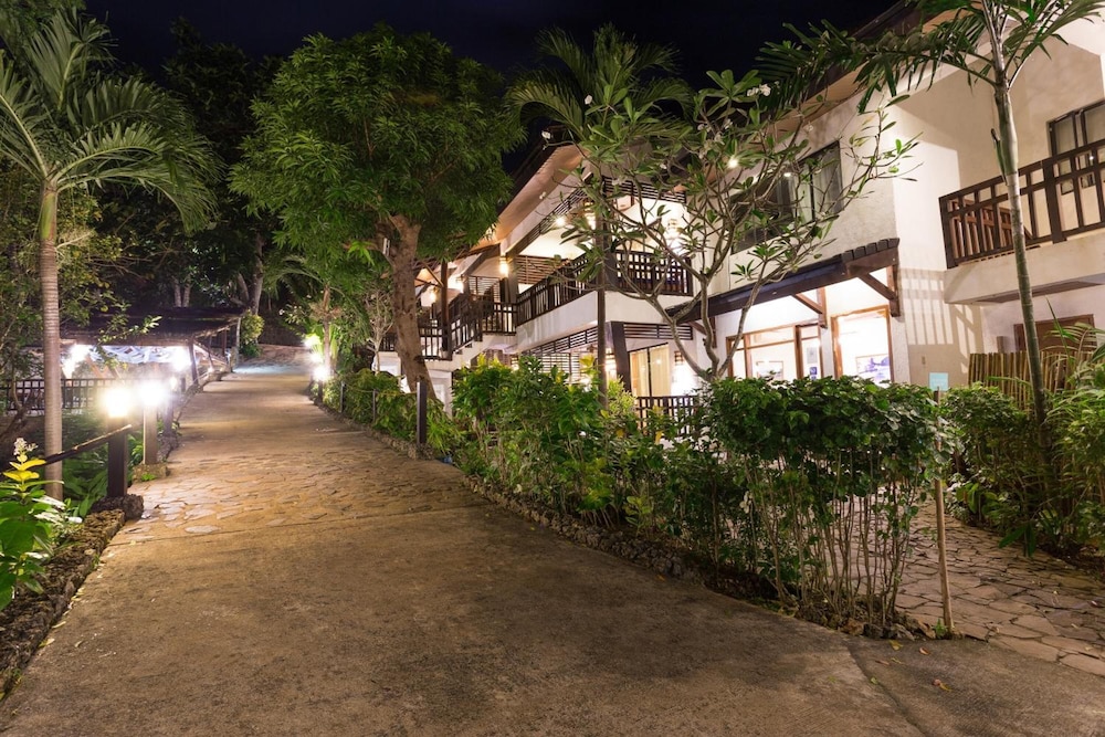 The Strand Boutique Resort 67/75