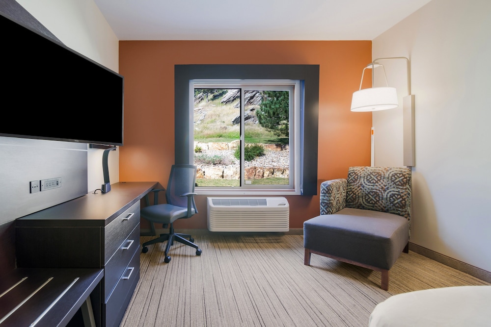 Holiday Inn Express and Suites Custer 46/59