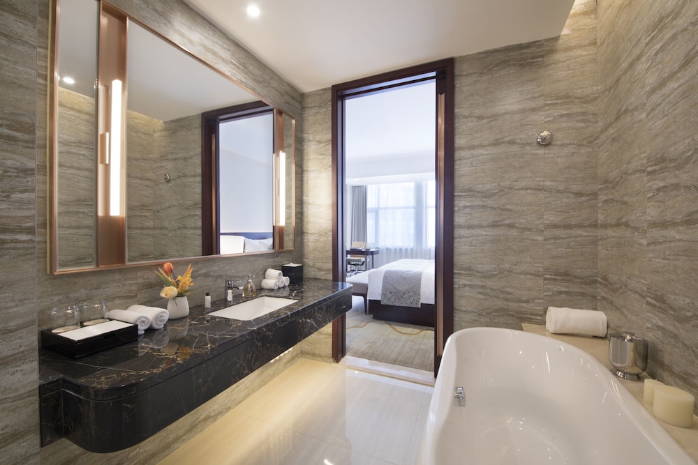 Huayou New Century Grand Hotel 46/50