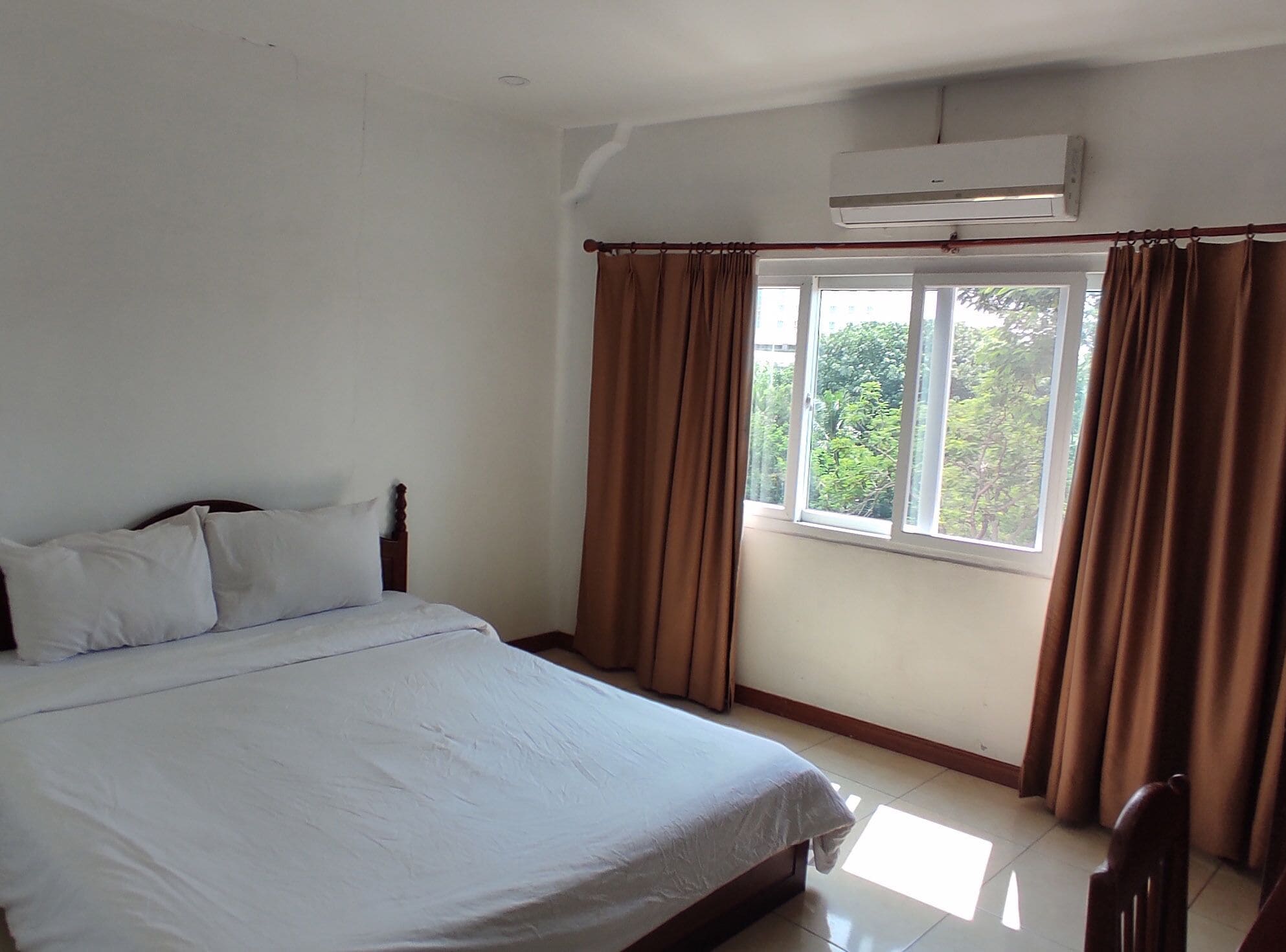 ROOM, DOUBLE BED