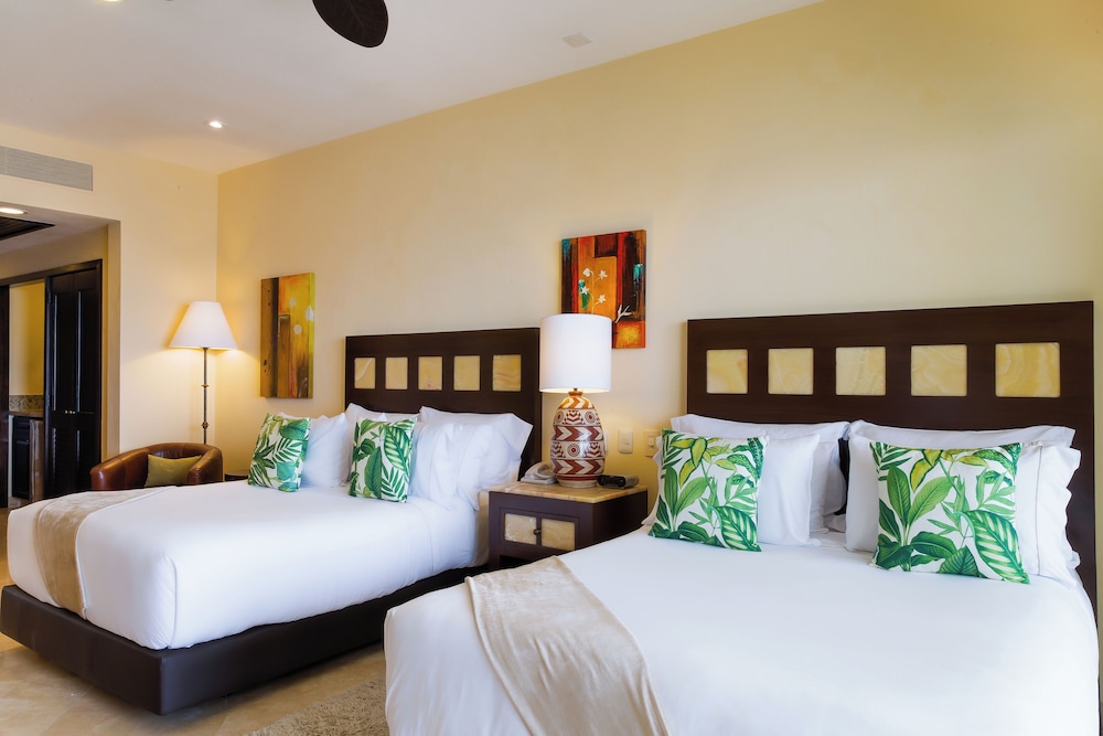 DELUXE, 2 QUEEN BEDS, OCEAN FRONT
