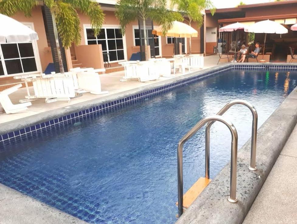 4 Palms Resort 43/45