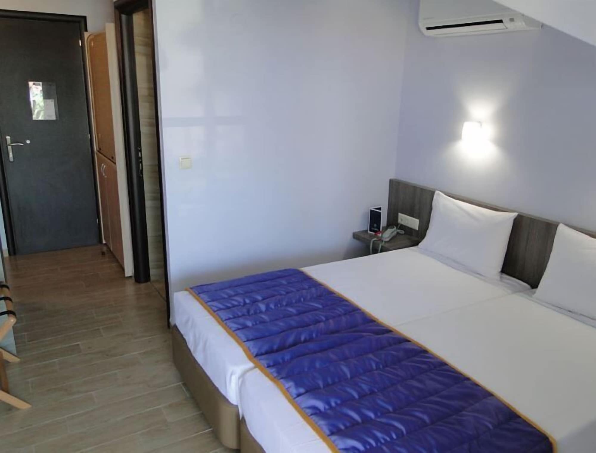 Basic, Twin Beds
