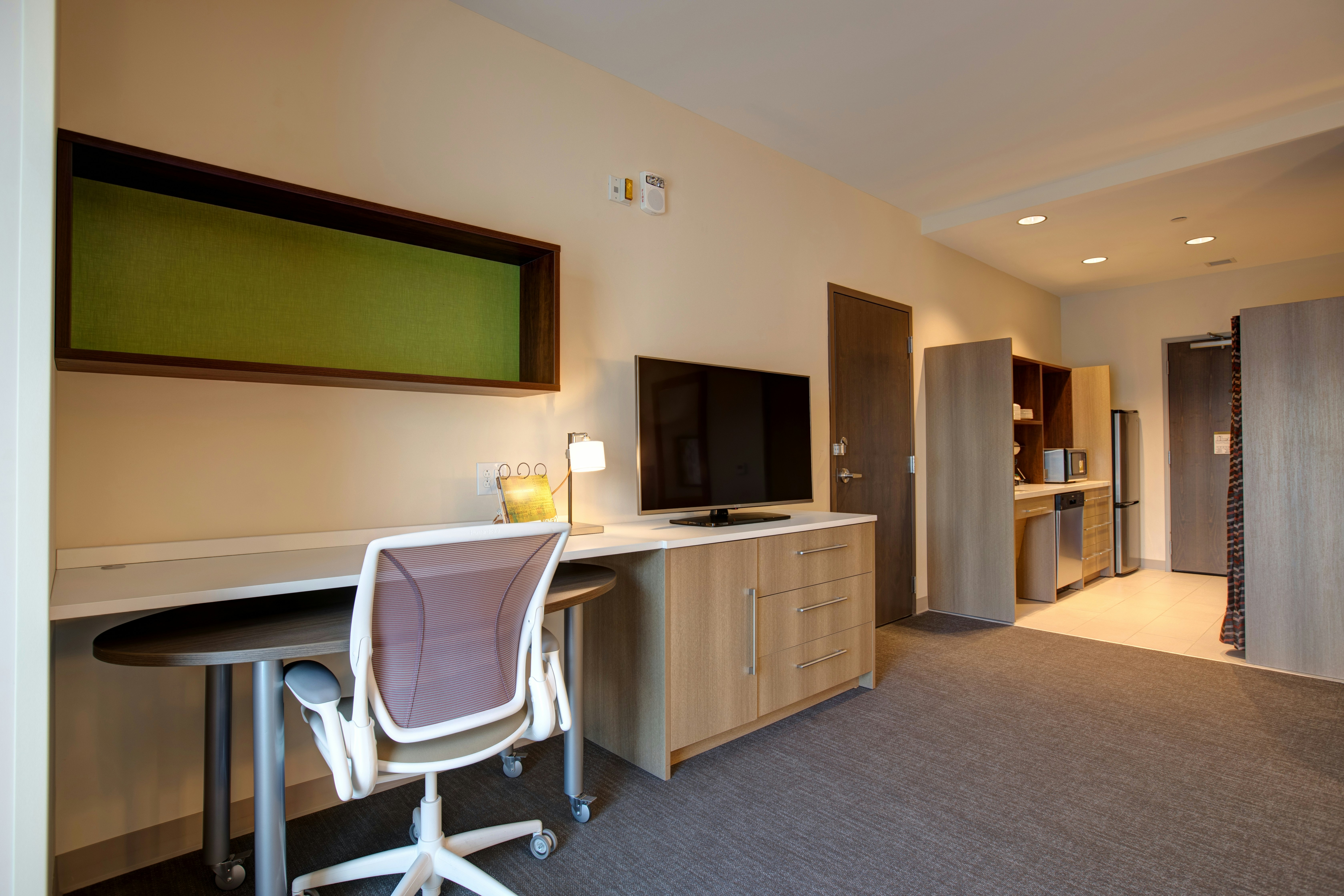 Studio, Queen Bed, Accessible 2/3