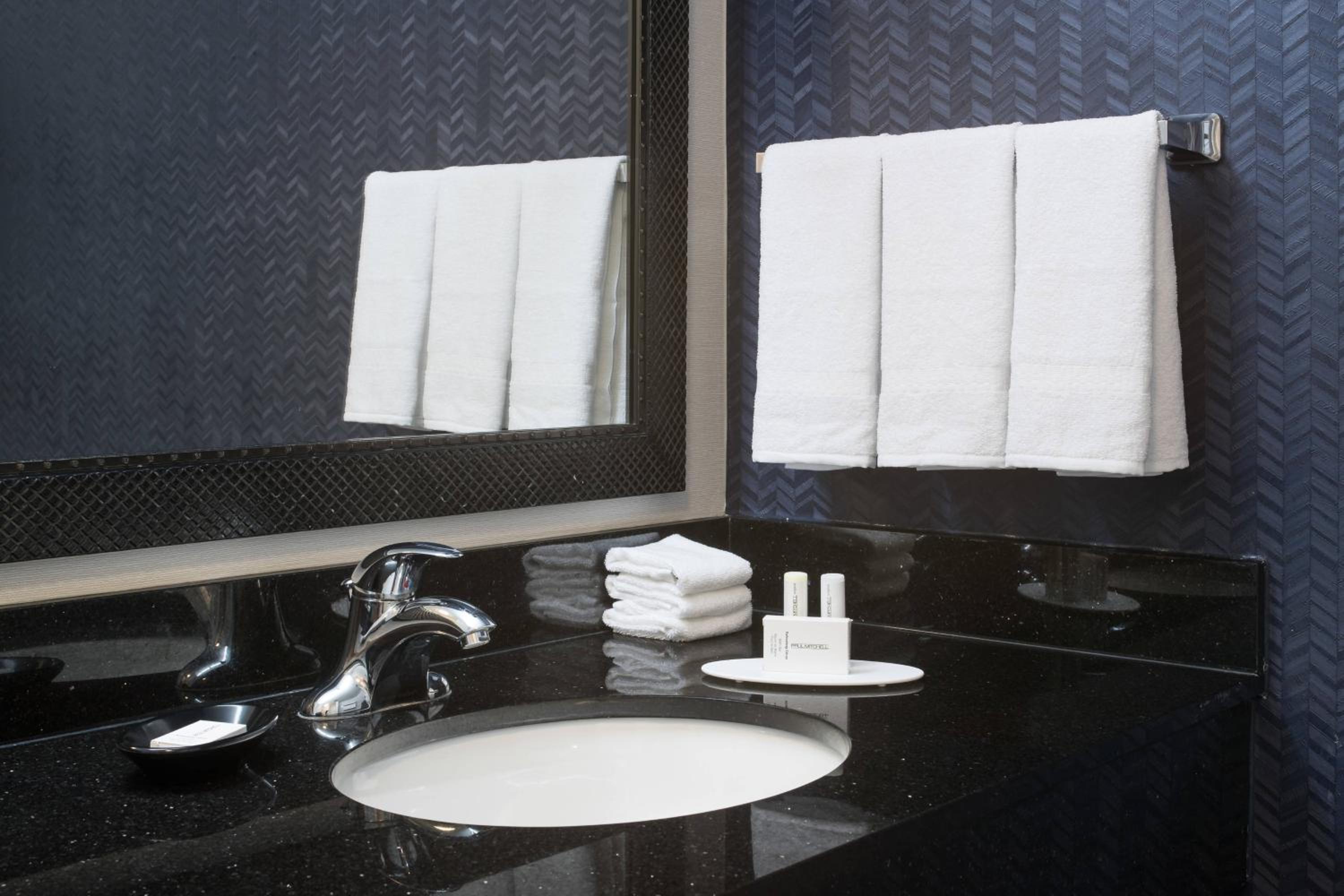 غرفة بسرير كينج بحوض استحمام لذوي الإعاقة، Fairfield Inn And Suites Orlando At Seaworld 9/10