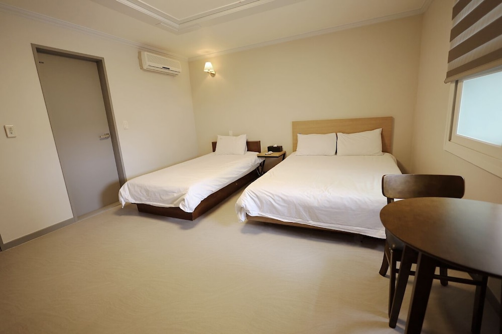 ROOM, TWIN BEDS