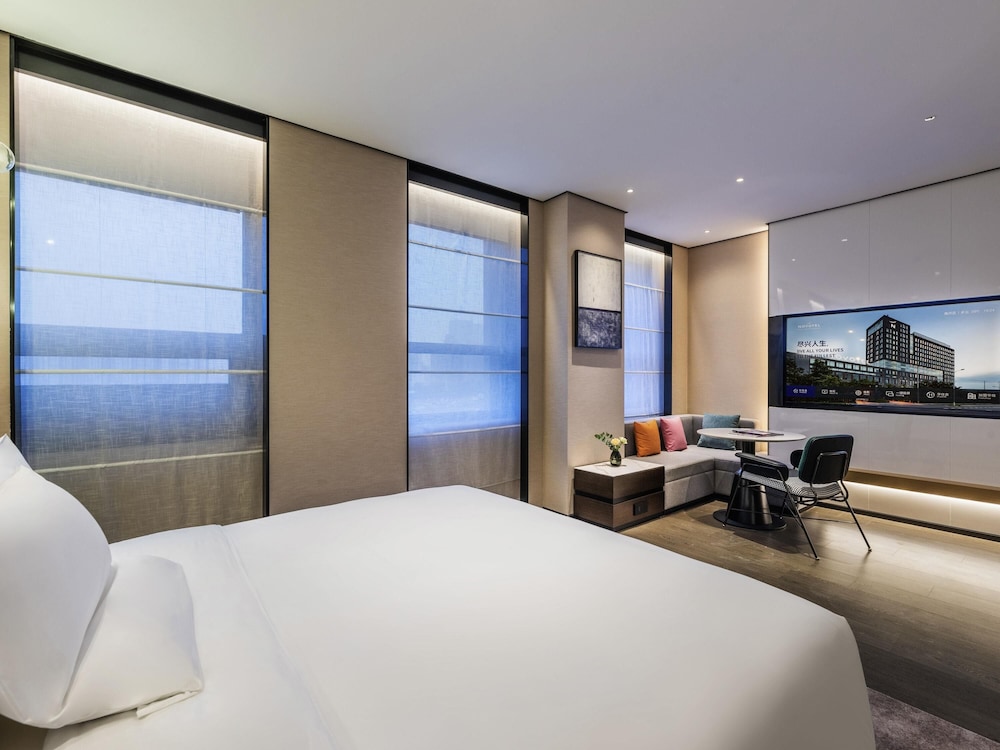 DELUXE, KING BED