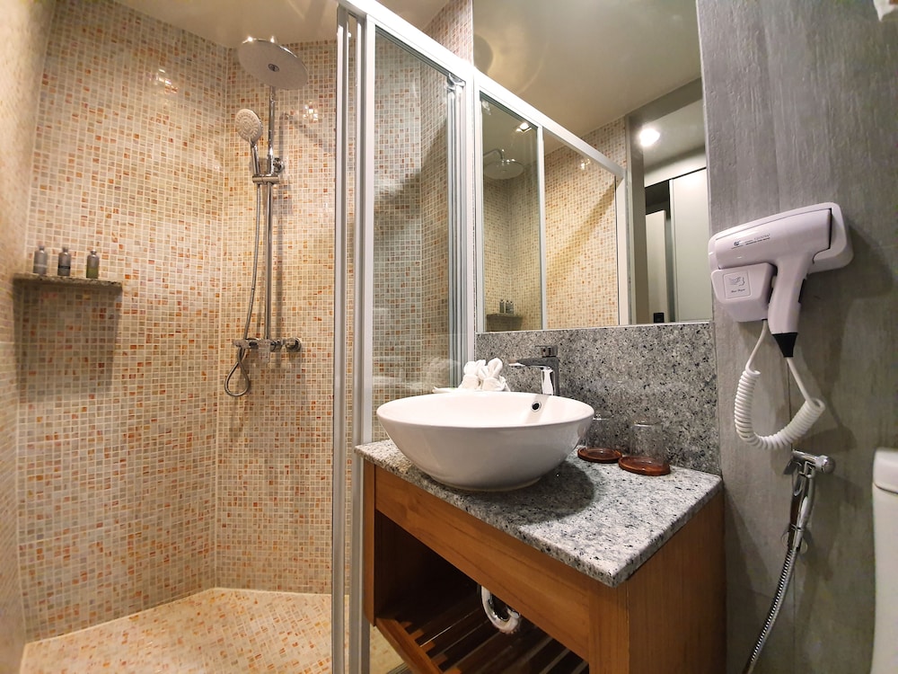 Lanna Thaphae Hotel 11/54