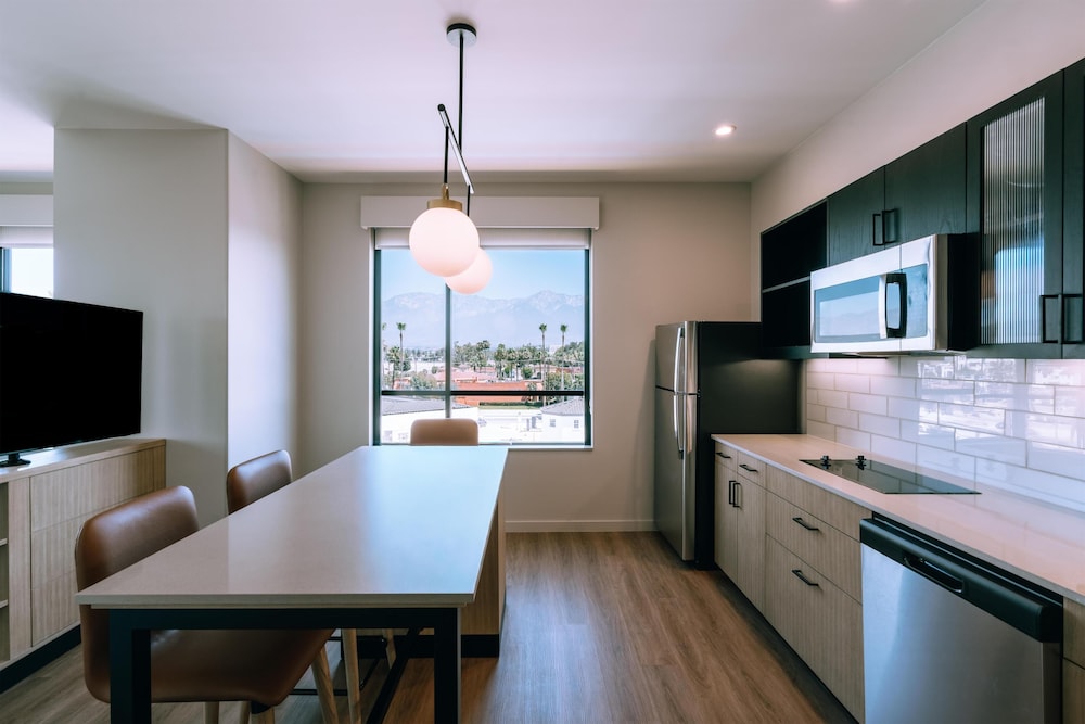 Hyatt House Ontario Airport 49/50