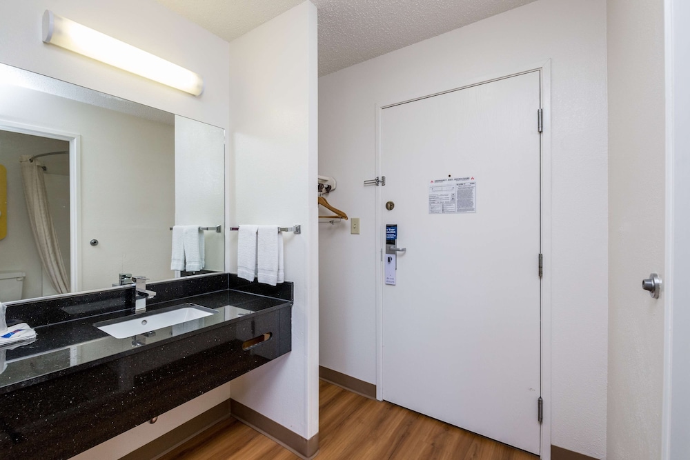 Motel6 Waterloo, IA 48/50