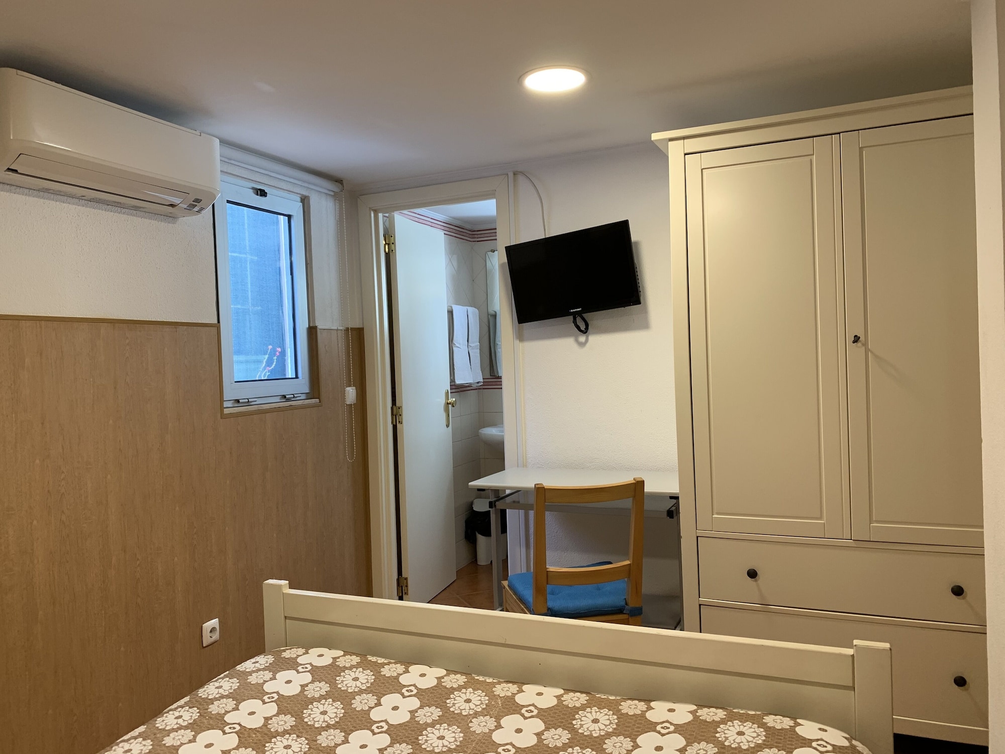 غرفة بسرير مزدوج بحمام خاص في الطابق الأرضي، Discovery Apartment Benfica 6/6